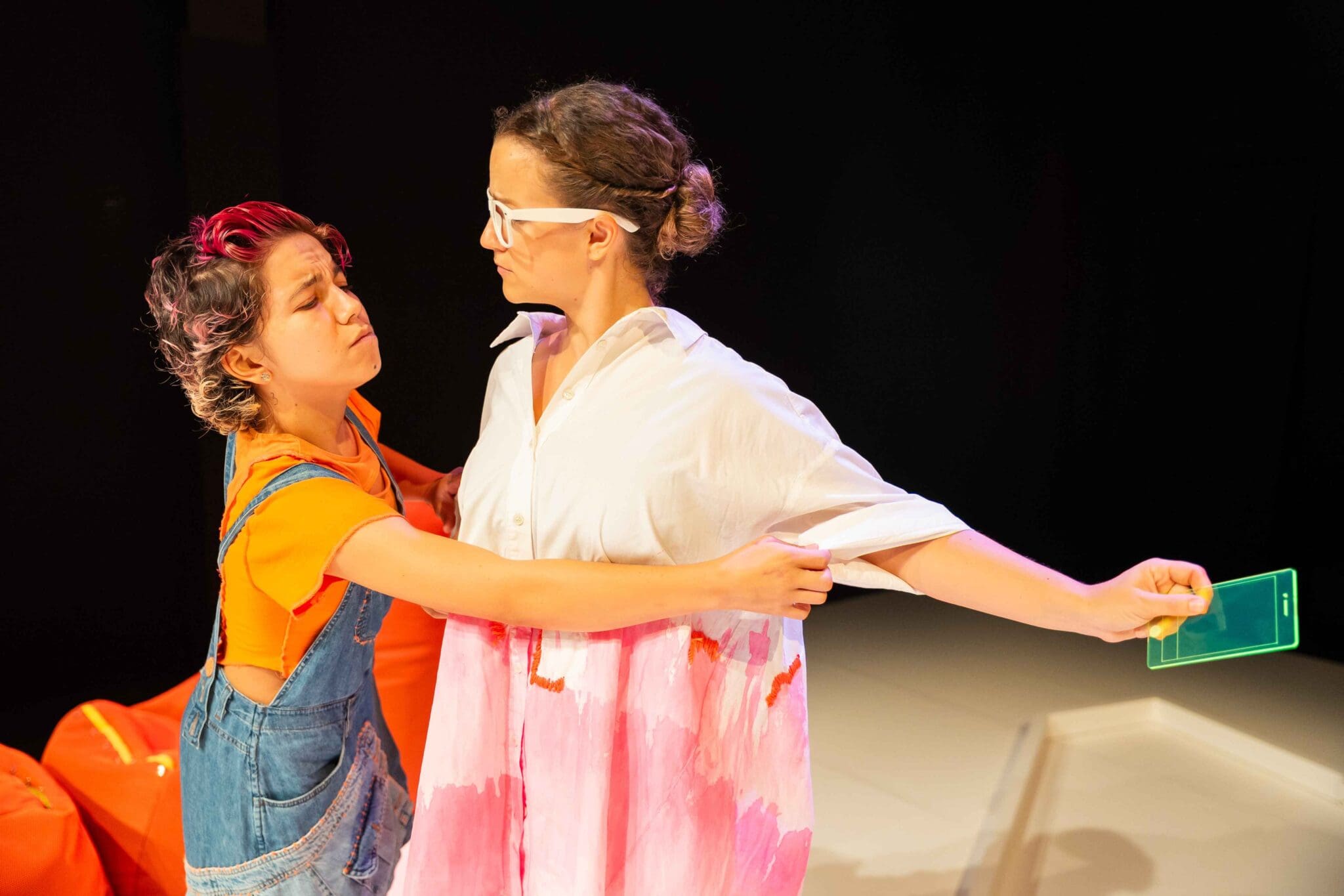 Puesta en escena contemporánea para espectáculos teatrales